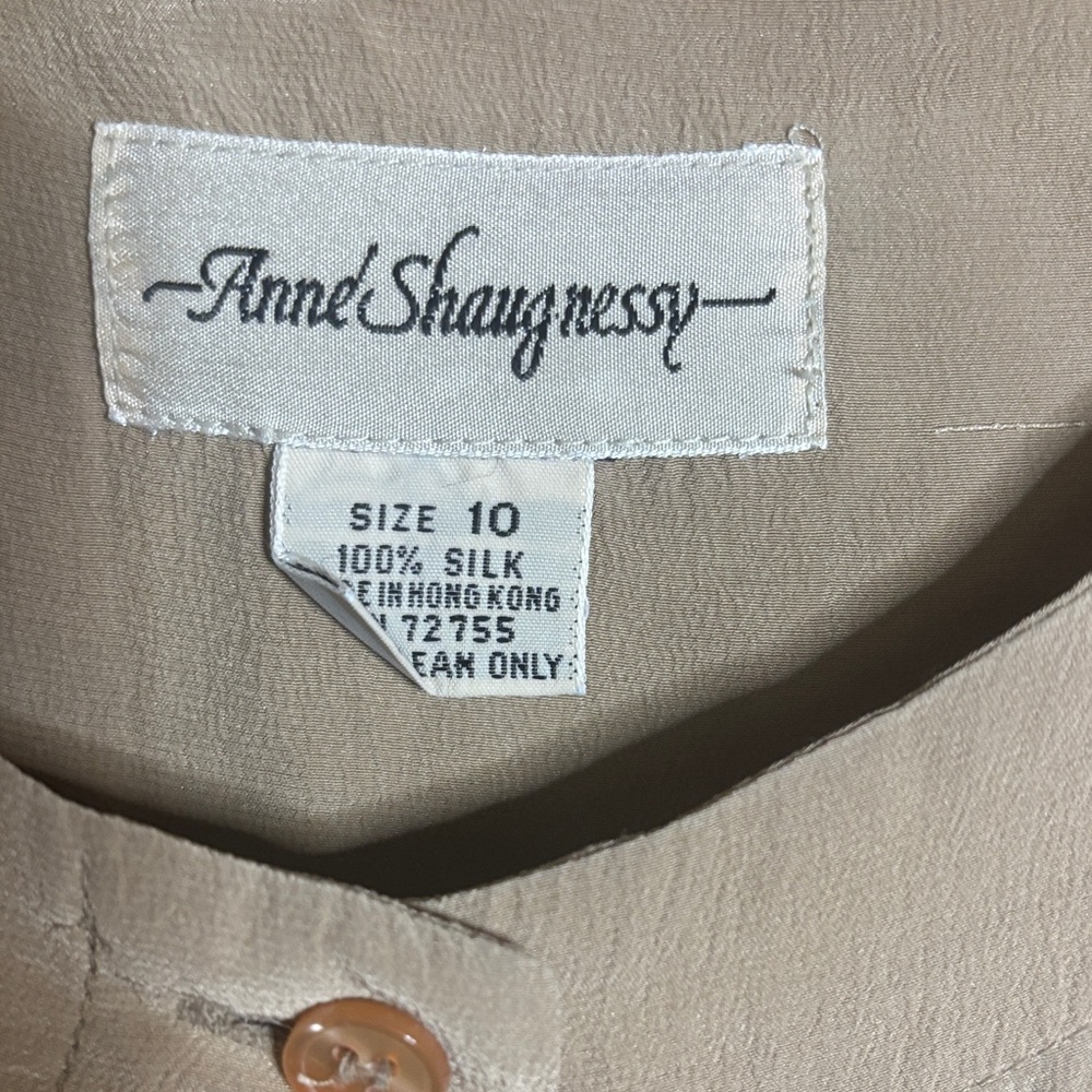 💰💰 3/$10
Elegant Women’s Taupe silk blouse - Picture 3 of 5